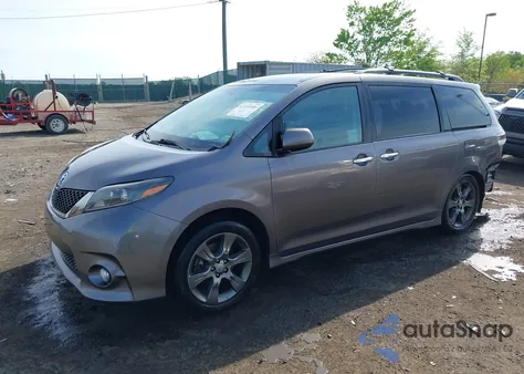 2015 Toyota Sienna Se 8 Passenger z USA, uszkodzony, nr VIN 5TDXK3DC5FS640306